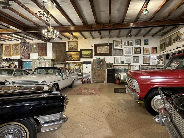 قسم  السيارات الكلاسيكية  بمتحف الفلوة والجوهرة في حي النزهة بمدينة الدمام، المنطقة الشرقية، المملكة العربية السعودية، يوم 21 من فبراير 2018 ، وجهة تعليمية وسياحية مميزة ، توثيق للحرف اليدوية والهوية السعودية، قاعات لعرض التراث السعودي، الفن الإسلامي، مقتنيات نادرة، معلم تراثي وثقافي يعرض تاريخ الأزياء والحلي التقليدية.