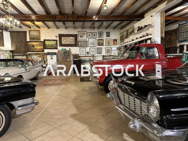 قسم  السيارات الكلاسيكية  بمتحف الفلوة والجوهرة في حي النزهة بمدينة الدمام، المنطقة الشرقية، المملكة العربية السعودية، يوم 21 من فبراير 2018 ، وجهة تعليمية وسياحية مميزة ، توثيق للحرف اليدوية والهوية السعودية، قاعات لعرض التراث السعودي، الفن الإسلامي، مقتنيات نادرة، معلم تراثي وثقافي يعرض تاريخ الأزياء والحلي التقليدية.