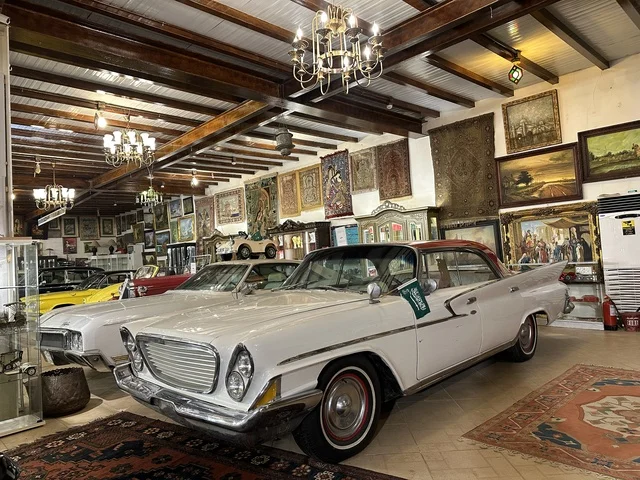 قسم  السيارات الكلاسيكية  بمتحف الفلوة والجوهرة في حي النزهة بمدينة الدمام، المنطقة الشرقية، المملكة العربية السعودية، يوم 21 من فبراير 2018 ، وجهة تعليمية وسياحية مميزة ، توثيق للحرف اليدوية والهوية السعودية، قاعات لعرض التراث السعودي، الفن الإسلامي، مقتنيات نادرة، معلم تراثي وثقافي يعرض تاريخ الأزياء والحلي التقليدية.