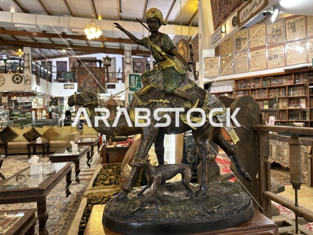 قسم التحف البرونزية والأسلحة التاريخية  بمتحف الفلوة والجوهرة في حي النزهة بمدينة الدمام، المنطقة الشرقية، المملكة العربية السعودية، يوم 21 من فبراير 2018 ، وجهة تعليمية وسياحية مميزة ،  التراث السعودي، السيارات الكلاسيكية  ، معلم تراثي وثقافي يعرض تاريخ الأزياء والحلي التقليدية ،  الفن الاسلامى ، توثيق للحرف اليدوية والهوية السعودية