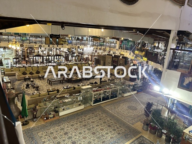 غرفة اجتماعات تقليدية بمتحف الفلوة والجوهرة في حي النزهة بمدينة الدمام، المنطقة الشرقية، المملكة العربية السعودية، يوم 21 من فبراير 2018 ، وجهة تعليمية وسياحية مميزة ، توثيق للحرف اليدوية والهوية السعودية، قاعات لعرض التراث السعودي، السيارات الكلاسيكية  ، معلم تراثي وثقافي يعرض تاريخ الأزياء والحلي التقليدية ،  الفن الإسلامي