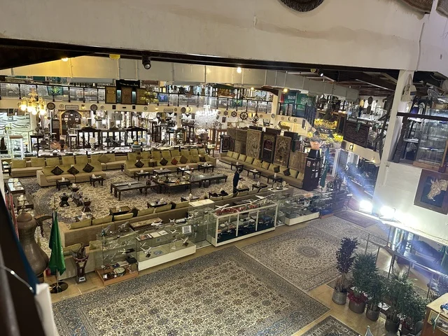 غرفة اجتماعات تقليدية بمتحف الفلوة والجوهرة في حي النزهة بمدينة الدمام، المنطقة الشرقية، المملكة العربية السعودية، يوم 21 من فبراير 2018 ، وجهة تعليمية وسياحية مميزة ، توثيق للحرف اليدوية والهوية السعودية، قاعات لعرض التراث السعودي، السيارات الكلاسيكية  ، معلم تراثي وثقافي يعرض تاريخ الأزياء والحلي التقليدية ،  الفن الإسلامي