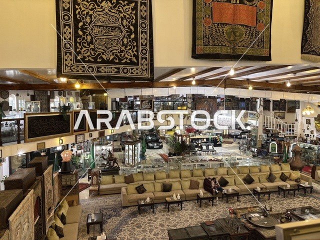غرفة اجتماعات تقليدية بمتحف الفلوة والجوهرة في حي النزهة بمدينة الدمام، المنطقة الشرقية، المملكة العربية السعودية، يوم 21 من فبراير 2018 ، وجهة تعليمية وسياحية مميزة ، توثيق للحرف اليدوية والهوية السعودية، قاعات لعرض التراث السعودي، السيارات الكلاسيكية  ، معلم تراثي وثقافي يعرض تاريخ الأزياء والحلي التقليدية ،  الفن الإسلامي