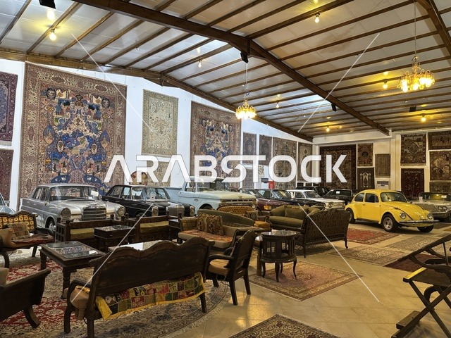 غرفة اجتماعات تقليدية بمتحف الفلوة والجوهرة في حي النزهة بمدينة الدمام، المنطقة الشرقية، المملكة العربية السعودية، يوم 21 من فبراير 2018 ، وجهة تعليمية وسياحية مميزة ، توثيق للحرف اليدوية والهوية السعودية، قاعات لعرض التراث السعودي، السيارات الكلاسيكية  ، معلم تراثي وثقافي يعرض تاريخ الأزياء والحلي التقليدية ،  الفن الإسلامي