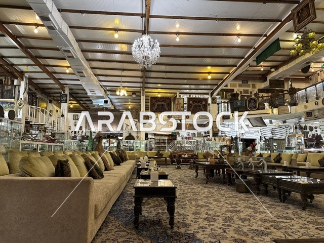 غرفة اجتماعات تقليدية بمتحف الفلوة والجوهرة في حي النزهة بمدينة الدمام، المنطقة الشرقية، المملكة العربية السعودية، يوم 21 من فبراير 2018 ، وجهة تعليمية وسياحية مميزة ، توثيق للحرف اليدوية والهوية السعودية، قاعات لعرض التراث السعودي، السيارات الكلاسيكية  ، معلم تراثي وثقافي يعرض تاريخ الأزياء والحلي التقليدية ،  الفن الإسلامي