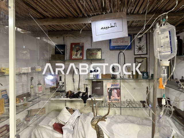 توثيق للحرف اليدوية والهوية السعودية بمتحف الفلوة والجوهرة في حي النزهة بمدينة الدمام، المنطقة الشرقية، المملكة العربية السعودية، يوم 21 من فبراير 2018 ، وجهة تعليمية وسياحية مميزة ،  قاعات لعرض التراث السعودي، السيارات الكلاسيكية  ، معلم تراثي وثقافي يعرض تاريخ الأزياء والحلي التقليدية ،  الفن الإسلامي