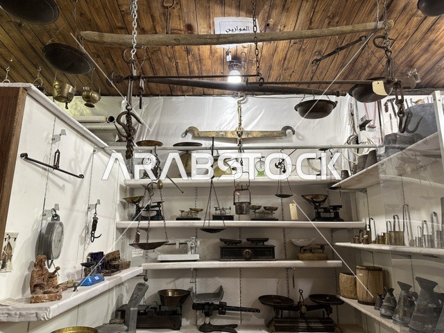 توثيق للحرف اليدوية والهوية السعودية بمتحف الفلوة والجوهرة في حي النزهة بمدينة الدمام، المنطقة الشرقية، المملكة العربية السعودية، يوم 21 من فبراير 2018 ، وجهة تعليمية وسياحية مميزة ،  قاعات لعرض التراث السعودي، السيارات الكلاسيكية  ، معلم تراثي وثقافي يعرض تاريخ الأزياء والحلي التقليدية ،  الفن الإسلامي