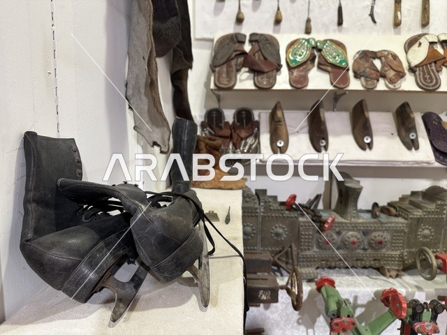 توثيق للحرف اليدوية والهوية السعودية بمتحف الفلوة والجوهرة في حي النزهة بمدينة الدمام، المنطقة الشرقية، المملكة العربية السعودية، يوم 21 من فبراير 2018 ، وجهة تعليمية وسياحية مميزة ،  قاعات لعرض التراث السعودي، السيارات الكلاسيكية  ، معلم تراثي وثقافي يعرض تاريخ الأزياء والحلي التقليدية ،  الفن الإسلامي