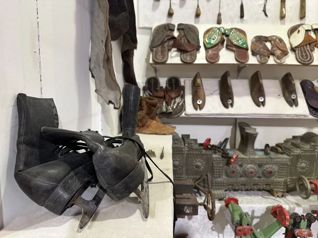 Documentation of handicrafts and Saudi identity at the Al-Falwah and Al-Jawhara Museum in the Al-Nuzha neighborhood of Dammam, Eastern Province, Kingdom of Saudi Arabia, on February 21, 2018. A distinctive educational and tourist destination, featuring halls for showcasing Saudi heritage, classic cars, a heritage and cultural landmark displaying the history of traditional clothing and jewelry, and Islamic art.