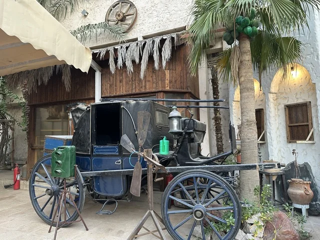 المركبات التاريخية بمتحف الفلوة والجوهرة في حي النزهة بمدينة الدمام، المنطقة الشرقية، المملكة العربية السعودية، يوم 21 من فبراير 2018 ، وجهة تعليمية وسياحية مميزة ،  قاعات لعرض التراث السعودي، السيارات الكلاسيكية  ، توثيق للحرف اليدوية والهوية السعودية  ، معلم تراثي وثقافي يعرض تاريخ الأزياء والحلي التقليدية ،  الفن الإسلامي