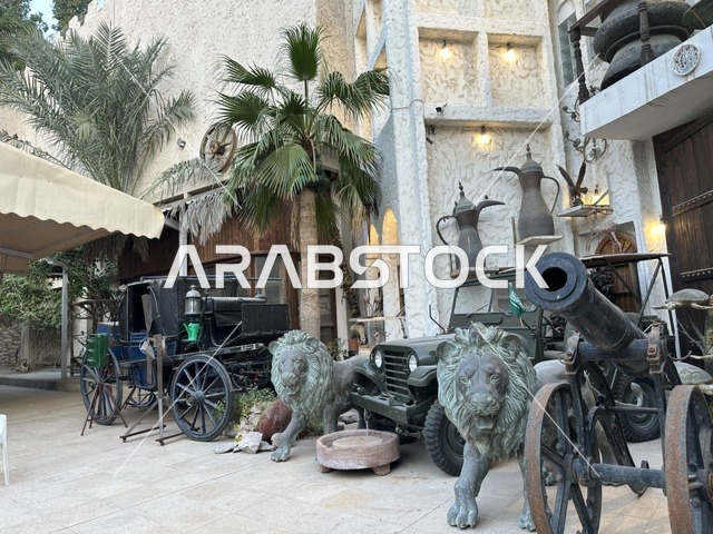 المركبات التاريخية بمتحف الفلوة والجوهرة في حي النزهة بمدينة الدمام، المنطقة الشرقية، المملكة العربية السعودية، يوم 21 من فبراير 2018 ، وجهة تعليمية وسياحية مميزة ،  قاعات لعرض التراث السعودي، السيارات الكلاسيكية  ، توثيق للحرف اليدوية والهوية السعودية  ، معلم تراثي وثقافي يعرض تاريخ الأزياء والحلي التقليدية ،  الفن الإسلامي