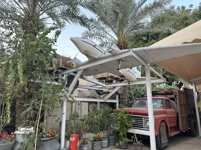 قسم الساحة الخارجية بمتحف الفلوة والجوهرة في حي النزهة بمدينة الدمام، المنطقة الشرقية، المملكة العربية السعودية، يوم 21 من فبراير 2018 ، وجهة تعليمية وسياحية مميزة ،  قاعات لعرض التراث السعودي، السيارات الكلاسيكية  ، توثيق للحرف اليدوية والهوية السعودية  ، معلم تراثي وثقافي يعرض تاريخ الأزياء والحلي التقليدية ،  الفن الإسلامي