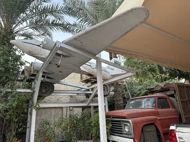 قسم الساحة الخارجية بمتحف الفلوة والجوهرة في حي النزهة بمدينة الدمام، المنطقة الشرقية، المملكة العربية السعودية، يوم 21 من فبراير 2018 ، وجهة تعليمية وسياحية مميزة ،  قاعات لعرض التراث السعودي، السيارات الكلاسيكية  ، توثيق للحرف اليدوية والهوية السعودية  ، معلم تراثي وثقافي يعرض تاريخ الأزياء والحلي التقليدية ،  الفن الإسلامي