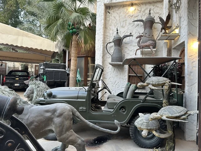 مركبة عسكرية  بمتحف الفلوة والجوهرة في حي النزهة بمدينة الدمام، المنطقة الشرقية، المملكة العربية السعودية، يوم 21 من فبراير 2018 ، وجهة تعليمية وسياحية مميزة ،  قاعات لعرض التراث السعودي، السيارات الكلاسيكية  ، توثيق للحرف اليدوية والهوية السعودية  ، معلم تراثي وثقافي يعرض تاريخ الأزياء والحلي التقليدية ،  الفن الإسلامي