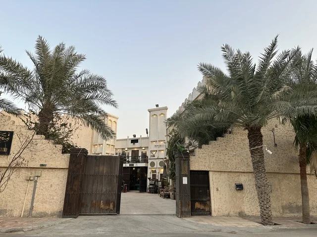 الساحة الخارجية لمتحف الفلوة والجوهرة في حي النزهة بمدينة الدمام، المنطقة الشرقية، المملكة العربية السعودية، يوم 21 من فبراير 2018 ، وجهة تعليمية وسياحية مميزة ،  قاعات لعرض التراث السعودي، السيارات الكلاسيكية  ، توثيق للحرف اليدوية والهوية السعودية  ، معلم تراثي وثقافي يعرض تاريخ الأزياء والحلي التقليدية ،  الفن الإسلامي