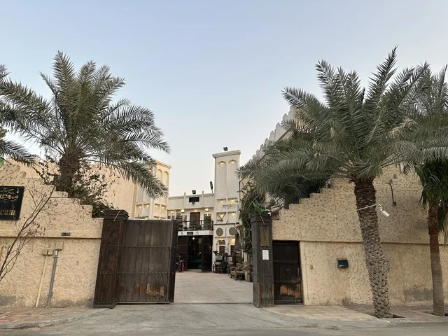 الساحة الخارجية لمتحف الفلوة والجوهرة في حي النزهة بمدينة الدمام، المنطقة الشرقية، المملكة العربية السعودية، يوم 21 من فبراير 2018 ، وجهة تعليمية وسياحية مميزة ،  قاعات لعرض التراث السعودي، السيارات الكلاسيكية  ، توثيق للحرف اليدوية والهوية السعودية  ، معلم تراثي وثقافي يعرض تاريخ الأزياء والحلي التقليدية ،  الفن الإسلامي