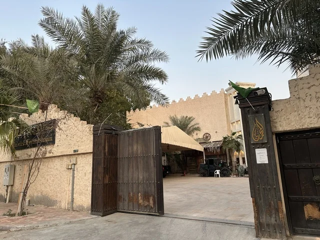الساحة الخارجية لمتحف الفلوة والجوهرة في حي النزهة بمدينة الدمام، المنطقة الشرقية، المملكة العربية السعودية، يوم 21 من فبراير 2018 ، وجهة تعليمية وسياحية مميزة ،  قاعات لعرض التراث السعودي، السيارات الكلاسيكية  ، توثيق للحرف اليدوية والهوية السعودية  ، معلم تراثي وثقافي يعرض تاريخ الأزياء والحلي التقليدية ،  الفن الإسلامي