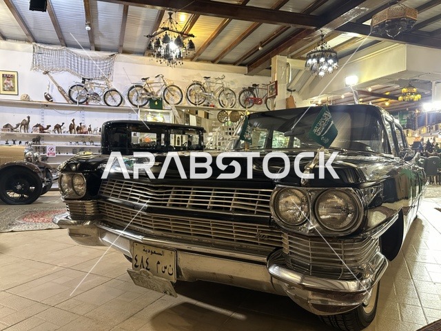 قسم  السيارات الكلاسيكية  بمتحف الفلوة والجوهرة في حي النزهة بمدينة الدمام، المنطقة الشرقية، المملكة العربية السعودية، يوم 21 من فبراير 2018 ، وجهة تعليمية وسياحية مميزة ، توثيق للحرف اليدوية والهوية السعودية، قاعات لعرض التراث السعودي، الفن الإسلامي، مقتنيات نادرة، معلم تراثي وثقافي يعرض تاريخ الأزياء والحلي التقليدية.