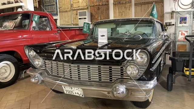 قسم  السيارات الكلاسيكية  بمتحف الفلوة والجوهرة في حي النزهة بمدينة الدمام، المنطقة الشرقية، المملكة العربية السعودية، يوم 21 من فبراير 2018 ، وجهة تعليمية وسياحية مميزة ، توثيق للحرف اليدوية والهوية السعودية، قاعات لعرض التراث السعودي، الفن الإسلامي، مقتنيات نادرة، معلم تراثي وثقافي يعرض تاريخ الأزياء والحلي التقليدية.