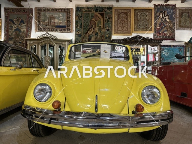 سيارة كلاسيكية صفراء اللون بمتحف الفلوة والجوهرة في حي النزهة بمدينة الدمام، المنطقة الشرقية، المملكة العربية السعودية، يوم 21 من فبراير 2018 ، وجهة تعليمية وسياحية مميزة ،  قاعات لعرض التراث السعودي، السيارات الكلاسيكية  ، توثيق للحرف اليدوية والهوية السعودية  ، معلم تراثي وثقافي يعرض تاريخ الأزياء والحلي التقليدية ،  الفن الإسلامي