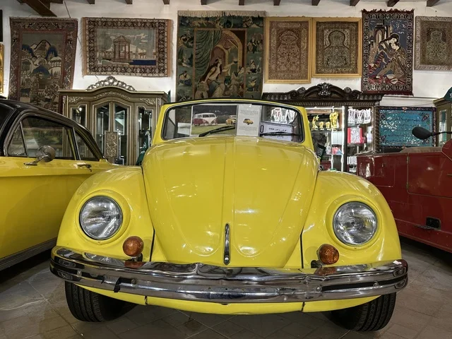 سيارة كلاسيكية صفراء اللون بمتحف الفلوة والجوهرة في حي النزهة بمدينة الدمام، المنطقة الشرقية، المملكة العربية السعودية، يوم 21 من فبراير 2018 ، وجهة تعليمية وسياحية مميزة ،  قاعات لعرض التراث السعودي، السيارات الكلاسيكية  ، توثيق للحرف اليدوية والهوية السعودية  ، معلم تراثي وثقافي يعرض تاريخ الأزياء والحلي التقليدية ،  الفن الإسلامي