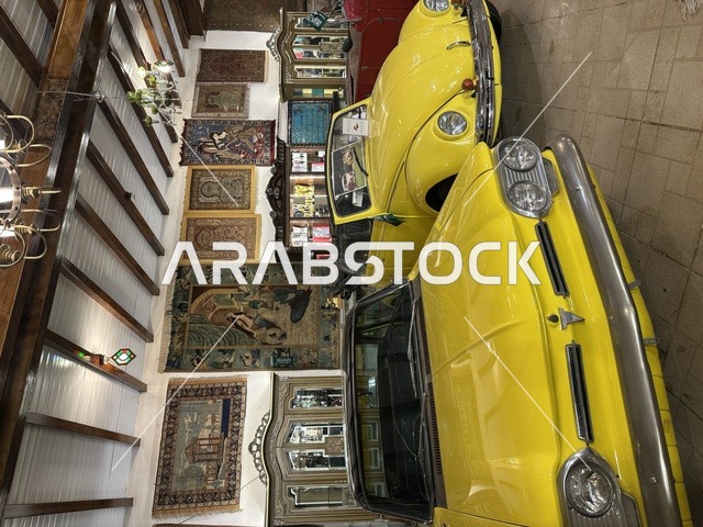 سيارة كلاسيكية صفراء اللون بمتحف الفلوة والجوهرة في حي النزهة بمدينة الدمام، المنطقة الشرقية، المملكة العربية السعودية، يوم 21 من فبراير 2018 ، وجهة تعليمية وسياحية مميزة ،  قاعات لعرض التراث السعودي، السيارات الكلاسيكية  ، توثيق للحرف اليدوية والهوية السعودية  ، معلم تراثي وثقافي يعرض تاريخ الأزياء والحلي التقليدية ،  الفن الإسلامي