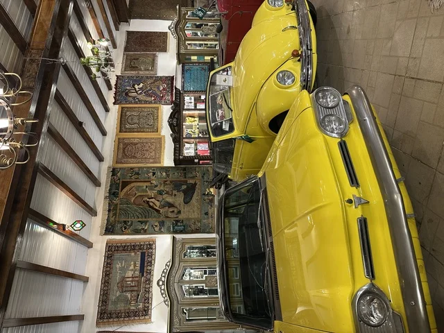 سيارة كلاسيكية صفراء اللون بمتحف الفلوة والجوهرة في حي النزهة بمدينة الدمام، المنطقة الشرقية، المملكة العربية السعودية، يوم 21 من فبراير 2018 ، وجهة تعليمية وسياحية مميزة ،  قاعات لعرض التراث السعودي، السيارات الكلاسيكية  ، توثيق للحرف اليدوية والهوية السعودية  ، معلم تراثي وثقافي يعرض تاريخ الأزياء والحلي التقليدية ،  الفن الإسلامي