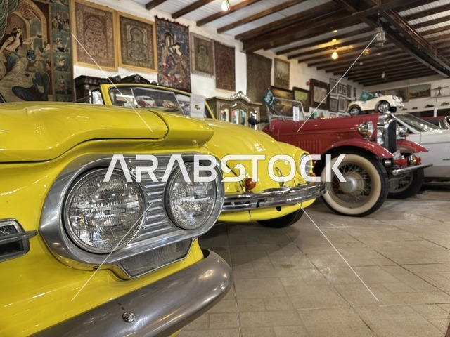 سيارة كلاسيكية صفراء اللون بمتحف الفلوة والجوهرة في حي النزهة بمدينة الدمام، المنطقة الشرقية، المملكة العربية السعودية، يوم 21 من فبراير 2018 ، وجهة تعليمية وسياحية مميزة ،  قاعات لعرض التراث السعودي، السيارات الكلاسيكية  ، توثيق للحرف اليدوية والهوية السعودية  ، معلم تراثي وثقافي يعرض تاريخ الأزياء والحلي التقليدية ،  الفن الإسلامي