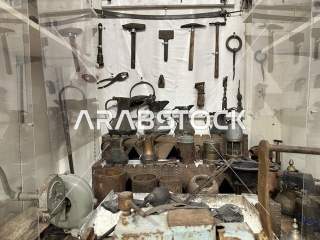 توثيق للحرف اليدوية والهوية السعودية  بمتحف الفلوة والجوهرة في حي النزهة بمدينة الدمام، المنطقة الشرقية، المملكة العربية السعودية، يوم 21 من فبراير 2018 ، وجهة تعليمية وسياحية مميزة ،  قاعات لعرض التراث السعودي، السيارات الكلاسيكية  ، معلم تراثي وثقافي يعرض تاريخ الأزياء والحلي التقليدية ،  الفن الإسلامي