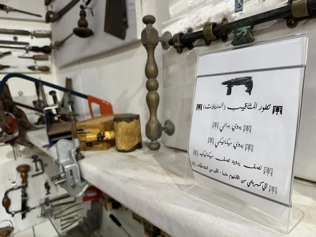 توثيق للحرف اليدوية والهوية السعودية  بمتحف الفلوة والجوهرة في حي النزهة بمدينة الدمام، المنطقة الشرقية، المملكة العربية السعودية، يوم 21 من فبراير 2018 ، وجهة تعليمية وسياحية مميزة ،  قاعات لعرض التراث السعودي، السيارات الكلاسيكية  ، معلم تراثي وثقافي يعرض تاريخ الأزياء والحلي التقليدية ،  الفن الإسلامي