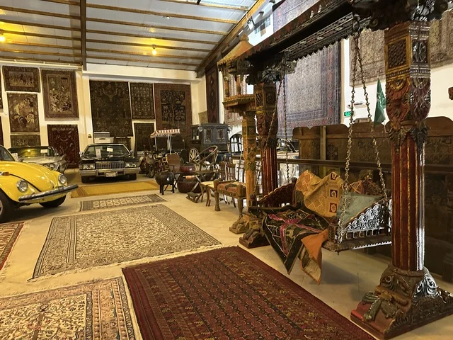 الاثاث التقليدي بمتحف الفلوة والجوهرة في حي النزهة بمدينة الدمام، المنطقة الشرقية، المملكة العربية السعودية، يوم 21 من فبراير 2018 ، وجهة تعليمية وسياحية مميزة ،  قاعات لعرض التراث السعودي، السيارات الكلاسيكية  ، معلم تراثي وثقافي يعرض تاريخ الأزياء والحلي التقليدية ،  توثيق للحرف اليدوية والهوية السعودية ، الفن الإسلامي