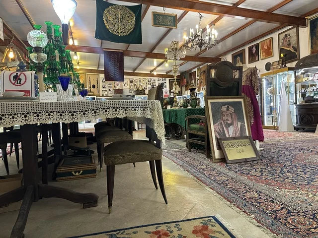 الاثاث التقليدي بمتحف الفلوة والجوهرة في حي النزهة بمدينة الدمام، المنطقة الشرقية، المملكة العربية السعودية، يوم 21 من فبراير 2018 ، وجهة تعليمية وسياحية مميزة ، قاعات لعرض التراث السعودي، السيارات الكلاسيكية ، معلم تراثي وثقافي يعرض تاريخ الأزياء والحلي التقليدية ، توثيق للحرف اليدوية والهوية السعودية ، الفن الإسلامي الاثاث التقليدي بمتحف الفلوة والجوهرة في حي النزهة بمدينة الدمام، المنطقة الشرقية، المملكة العربية السعودية، يوم 21 من فبراير 2018 ، وجهة تعليمية وسياحية مميزة ، قاعات لعرض التراث السعودي، السيارات الكلاسيكية ، معلم تراثي وثقافي يعرض تاريخ الأزياء والحلي التقليدية ، توثيق للحرف اليدوية والهوية السعودية ، الفن الإسلامي