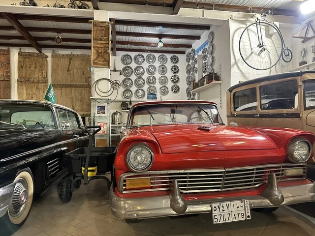 السيارات الكلاسيكية القديمة بمتحف الفلوة والجوهرة في حي النزهة بمدينة الدمام، المنطقة الشرقية، المملكة العربية السعودية، يوم 21 من فبراير 2018 ، وجهة تعليمية وسياحية مميزة ،  قاعات لعرض التراث السعودي  ، معلم تراثي وثقافي يعرض تاريخ الأزياء والحلي التقليدية ،  توثيق للحرف اليدوية والهوية السعودية ، الفن الإسلامي