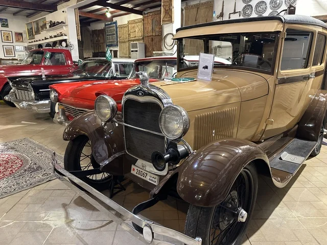 السيارات الكلاسيكية القديمة بمتحف الفلوة والجوهرة في حي النزهة بمدينة الدمام، المنطقة الشرقية، المملكة العربية السعودية، يوم 21 من فبراير 2018 ، وجهة تعليمية وسياحية مميزة ،  قاعات لعرض التراث السعودي  ، معلم تراثي وثقافي يعرض تاريخ الأزياء والحلي التقليدية ،  توثيق للحرف اليدوية والهوية السعودية ، الفن الإسلامي