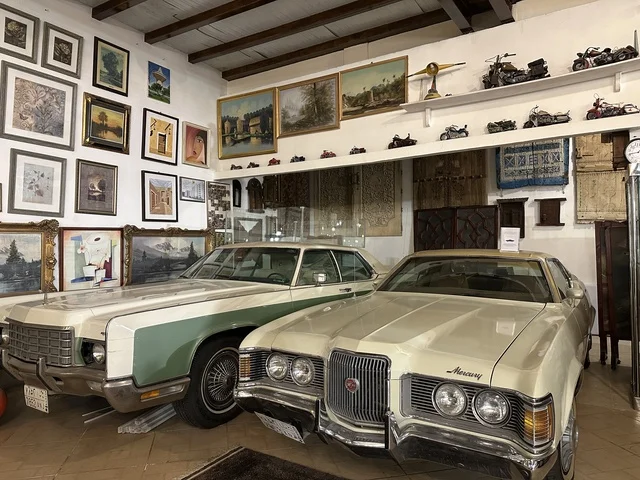 السيارات الكلاسيكية القديمة بمتحف الفلوة والجوهرة في حي النزهة بمدينة الدمام، المنطقة الشرقية، المملكة العربية السعودية، يوم 21 من فبراير 2018 ، وجهة تعليمية وسياحية مميزة ،  قاعات لعرض التراث السعودي  ، معلم تراثي وثقافي يعرض تاريخ الأزياء والحلي التقليدية ،  توثيق للحرف اليدوية والهوية السعودية ، الفن الإسلامي