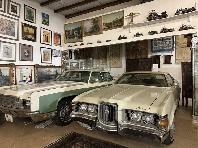 السيارات الكلاسيكية القديمة بمتحف الفلوة والجوهرة في حي النزهة بمدينة الدمام، المنطقة الشرقية، المملكة العربية السعودية، يوم 21 من فبراير 2018 ، وجهة تعليمية وسياحية مميزة ،  قاعات لعرض التراث السعودي  ، معلم تراثي وثقافي يعرض تاريخ الأزياء والحلي التقليدية ،  توثيق للحرف اليدوية والهوية السعودية ، الفن الإسلامي