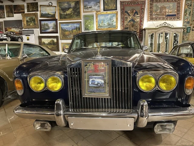 السيارات الكلاسيكية القديمة بمتحف الفلوة والجوهرة في حي النزهة بمدينة الدمام، المنطقة الشرقية، المملكة العربية السعودية، يوم 21 من فبراير 2018 ، وجهة تعليمية وسياحية مميزة ،  قاعات لعرض التراث السعودي  ، معلم تراثي وثقافي يعرض تاريخ الأزياء والحلي التقليدية ،  توثيق للحرف اليدوية والهوية السعودية ، الفن الإسلامي