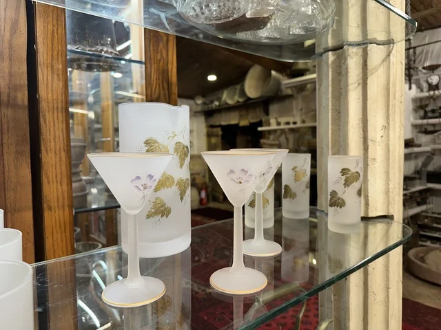 المقتنيات الزجاجية والكريستالية النادرة بمتحف الفلوة والجوهرة في حي النزهة بمدينة الدمام، المنطقة الشرقية، المملكة العربية السعودية، يوم 21 من فبراير 2018 ، وجهة تعليمية وسياحية مميزة ،  قاعات لعرض التراث السعودي  ، معلم تراثي وثقافي يعرض تاريخ الأزياء والحلي التقليدية ،  توثيق للحرف اليدوية والهوية السعودية ، الفن الإسلامي