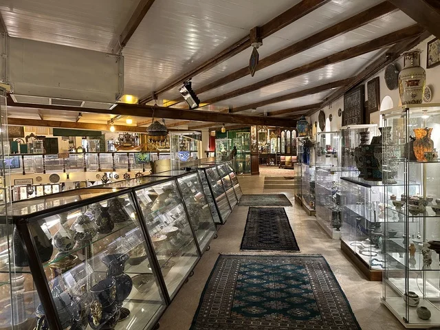 المقتنيات الزجاجية والكريستالية النادرة بمتحف الفلوة والجوهرة في حي النزهة بمدينة الدمام، المنطقة الشرقية، المملكة العربية السعودية، يوم 21 من فبراير 2018 ، وجهة تعليمية وسياحية مميزة ،  قاعات لعرض التراث السعودي  ، معلم تراثي وثقافي يعرض تاريخ الأزياء والحلي التقليدية ،  توثيق للحرف اليدوية والهوية السعودية ، الفن الإسلامي