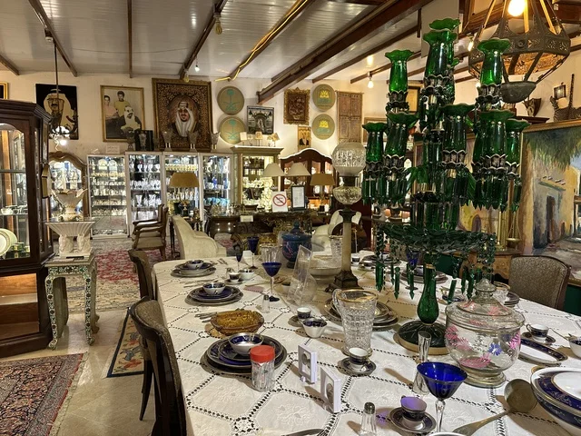 المقتنيات الزجاجية والكريستالية النادرة بمتحف الفلوة والجوهرة في حي النزهة بمدينة الدمام، المنطقة الشرقية، المملكة العربية السعودية، يوم 21 من فبراير 2018 ، وجهة تعليمية وسياحية مميزة ،  قاعات لعرض التراث السعودي  ، معلم تراثي وثقافي يعرض تاريخ الأزياء والحلي التقليدية ،  توثيق للحرف اليدوية والهوية السعودية ، الفن الإسلامي