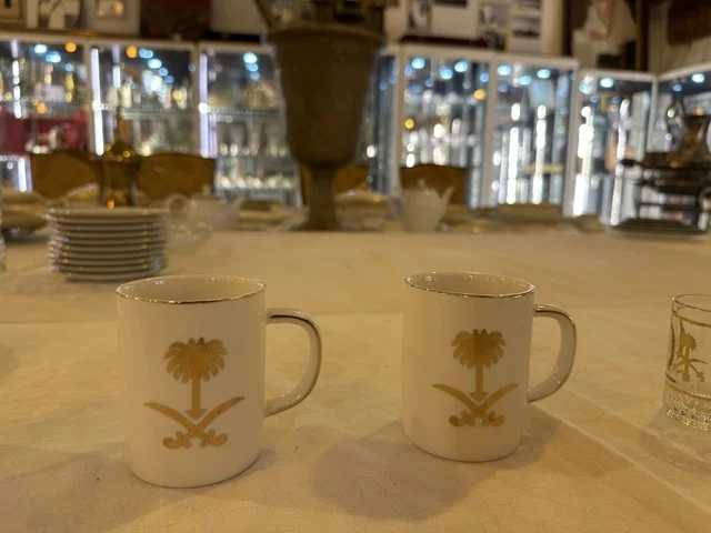 المقتنيات الزجاجية والكريستالية النادرة بمتحف الفلوة والجوهرة في حي النزهة بمدينة الدمام، المنطقة الشرقية، المملكة العربية السعودية، يوم 21 من فبراير 2018 ، وجهة تعليمية وسياحية مميزة ،  قاعات لعرض التراث السعودي  ، معلم تراثي وثقافي يعرض تاريخ الأزياء والحلي التقليدية ،  توثيق للحرف اليدوية والهوية السعودية ، الفن الإسلامي