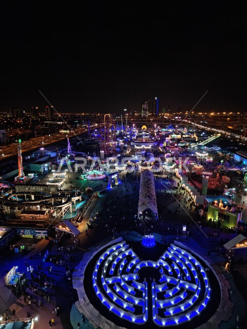 صورة لملاهي ونترلاند في الرياض بالمملكة العربية السعودية  في وضع الليل ، السياحة في السعودية ، أماكن سياحية ، فعاليات موسم الرياض ، التسليه والترفيه ، ونتر وندرلاند بالرياض ، جمال الأنوار في ملاهي ونتر وندرلاند في وضع الليل 