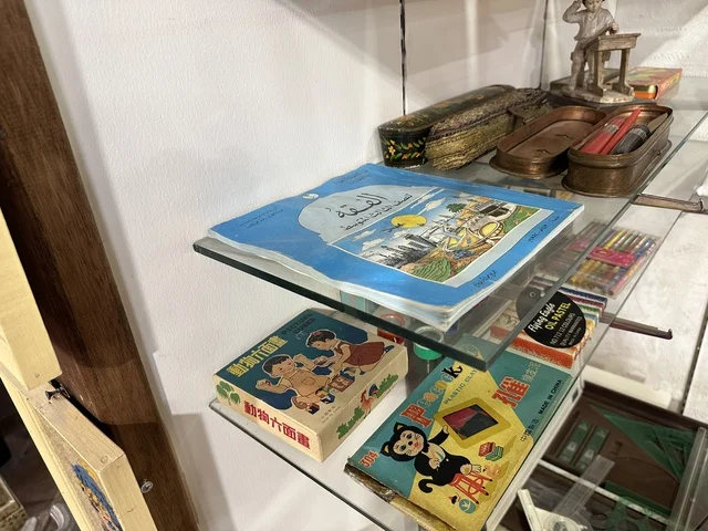 توثيق للحرف اليدوية والهوية السعودية  بمتحف الفلوة والجوهرة في حي النزهة بمدينة الدمام، المنطقة الشرقية، المملكة العربية السعودية، يوم 21 من فبراير 2018 ، وجهة تعليمية وسياحية مميزة ،  قاعات لعرض التراث السعودي  ، معلم تراثي وثقافي يعرض تاريخ الأزياء والحلي التقليدية ، الفن الإسلامي