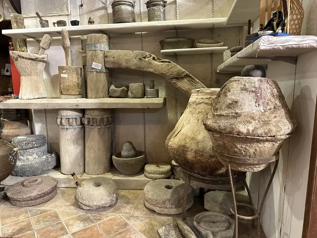 Documentation of handicrafts and Saudi identity at the Al-Falwah and Al-Jawhara Museum in the Al-Nuzhah neighborhood of Dammam, Eastern Province, Kingdom of Saudi Arabia, on February 21, 2018. A distinctive educational and tourist destination, with halls showcasing Saudi heritage, a heritage and cultural landmark displaying the history of traditional clothing and jewelry, and Islamic art.