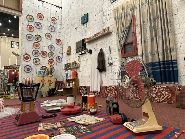 عرض ادوات الزمن القديم، استذكار الحياة القديمة في فعالية حياة زمان في أسواق الحياة بلازا في مدينة الدمام بالمنطقة الشرقية 9 يناير 2026 ، محاكاة تفاصيل الحياة القديمة ونمط حياة الأجداد، فعالية تراثية في فصل الشتاء