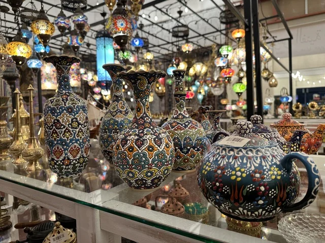 عرض الاواني المزخرفة القديمة، استذكار الحياة القديمة في فعالية حياة زمان في أسواق الحياة بلازا في مدينة الدمام بالمنطقة الشرقية 9 يناير 2026 ، محاكاة تفاصيل الحياة القديمة ونمط حياة الأجداد، فعالية تراثية في فصل الشتاء