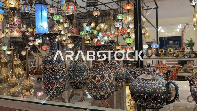 عرض الاواني المزخرفة القديمة، استذكار الحياة القديمة في فعالية حياة زمان في أسواق الحياة بلازا في مدينة الدمام بالمنطقة الشرقية 9 يناير 2026 ، محاكاة تفاصيل الحياة القديمة ونمط حياة الأجداد، فعالية تراثية في فصل الشتاء