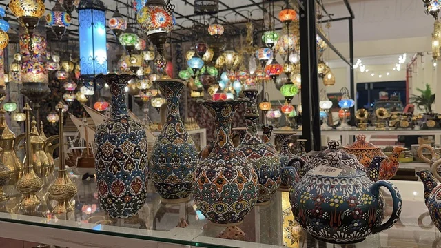 عرض الاواني المزخرفة القديمة، استذكار الحياة القديمة في فعالية حياة زمان في أسواق الحياة بلازا في مدينة الدمام بالمنطقة الشرقية 9 يناير 2026 ، محاكاة تفاصيل الحياة القديمة ونمط حياة الأجداد، فعالية تراثية في فصل الشتاء