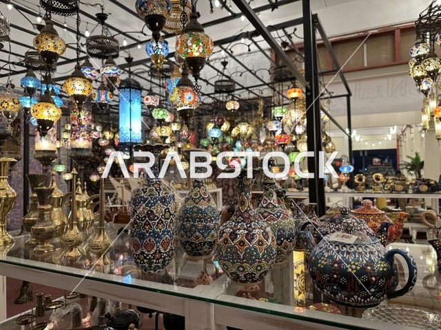 عرض الاواني المزخرفة القديمة، استذكار الحياة القديمة في فعالية حياة زمان في أسواق الحياة بلازا في مدينة الدمام بالمنطقة الشرقية 9 يناير 2026 ، محاكاة تفاصيل الحياة القديمة ونمط حياة الأجداد، فعالية تراثية في فصل الشتاء