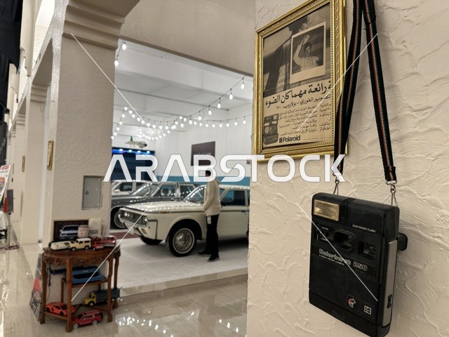 عرض سيارة كلاسيكية في فعالية حياة زمان في أسواق الحياة بلازا في مدينة الدمام بالمنطقة الشرقية 9 يناير 2026 ، محاكاة تفاصيل الحياة القديمة ونمط حياة الأجداد، فعالية تراثية في فصل الشتاء